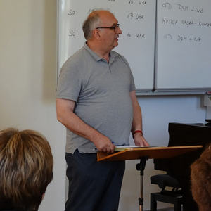 Direktor Wolfgang Kreuzhuber begrüßt zum zweiten Teil, den Chorleitungsprüfungen.