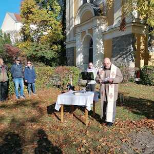 Segnung des Baumes vor der Quirinuskirche