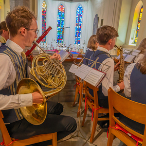 Fronleichnam Pfarre Kirchdorf an der KremsBild: Stadtkapelle Kirchdorf an der Krems spielt beim Gottesdienst und Prozession