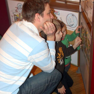 Kinder bei der Buchaustellung