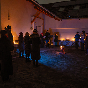 Lebendiger Adventkalender der Pfarre Kirchdorf an der Krems. Adventliche Besinnung - gemeinsam beten, singen und feiern. anschließend gemeinsam bei Tee wärmen und reden.