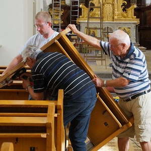Die Bänke werden wieder montiert 16.09.2016