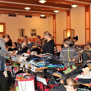 Erfolgreicher Baby- und Kinderkleider-Basar