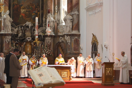 Bischof em. Maximilian Aichern bei der Festmesse für den Jubilar P. Nivard Volkmer / Foto: Stift Engelszell                  