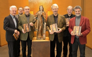 V. l.: Dr. Wolfgang Weidl, Clemens Frauscher, Mag. Helmut Walch, Dr. Franz X. Rohrhofer, Mag. Franfred Wageneder, DDr. Helmut Wagner bei der Barbara-Statue. © Diözese Linz / Eckerstorfer