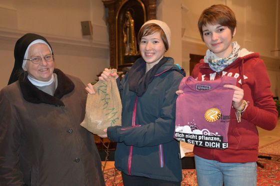 Simone Harrer (r.) und Ronja Hinterkörner (Mitte) überreichten die ersungene Spende für Menschen in Rumänien an Sr. Ingrid Sturm.