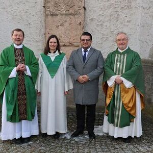 V. l.: Pfarrer Abt Reinhold Dessl, Pastoralvorständin Maria Krone und Verwaltungsvorstand Daniel Himsl mit Generalvikar Severin Lederhilger