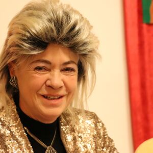 Föhnfarisur trifft Schulterpolster - Das Motto dieses Festes