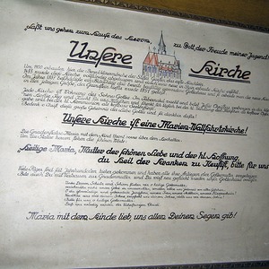 Plakette 'Unsere Kirche' in der Pfarrkirche