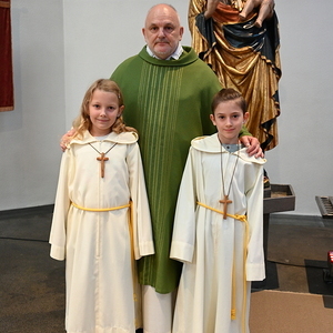 Foto mit den neuen MinistrantInnen, Amelie Schauerhofer und Daniel Preinstorfer, P. Markus Zimmermann