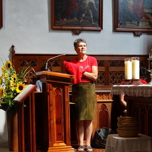        Poldi Wimmer überreicht Chorleiberl                        