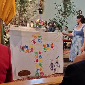 Altartuch wird präsentiert