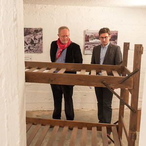 Gedenkfeier  in die Pfarrbaracke Ternberg.Bild: Harald Krassnitzer im Gedenkraum mit Erich BuchbergerFoto: Haijes