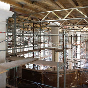 Besichtigung der Baustelle am Gerüst