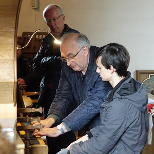 Wolfgang Kreuzhuber mit Teilnehmern am Ökumenischen Orgelseminar in Ungenach