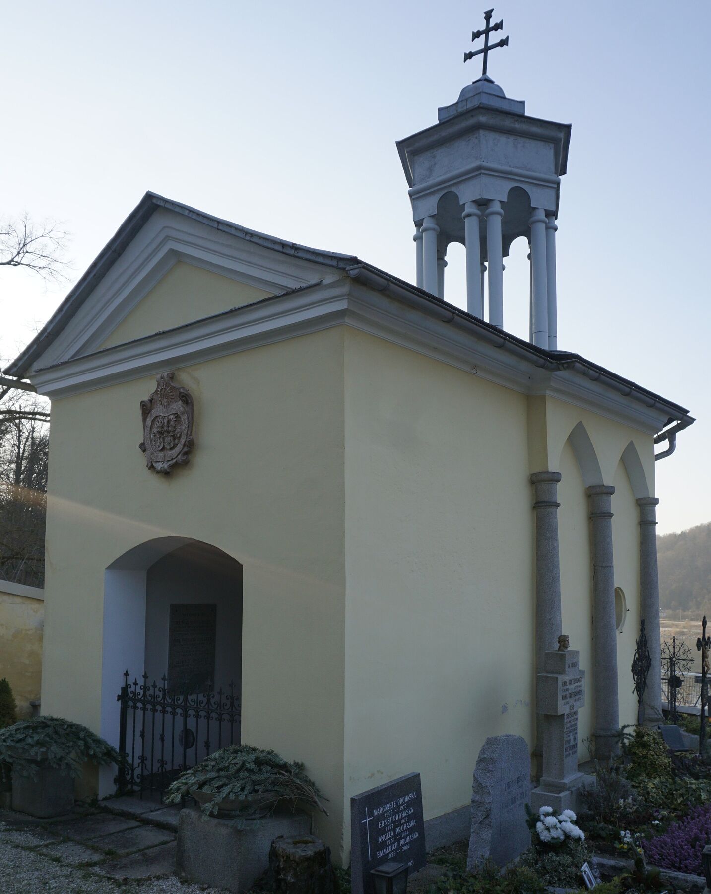 Heiliges Grab / © Pfarrgemeinde Linz-St. Margarethen / Nicole Oertl In Linz ist hoch über der Donau neben der Kirche von St. Margarethen ein Abbild der Heilig-Grab-Ädikula mit der Grabgrotte im Inneren aus dem Jahr 1659 zu sehen.