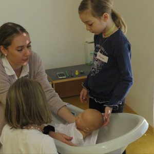 Die Hebammen besuchen unsere Schulanfänger