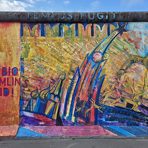 Heute zieren Kunstwerke zum Thema Frieden die Mauerreste