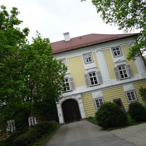 ...vorbei am Schloss Eferding...