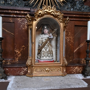 Kreuzaltar: Vitrine: Jesuskind mit den Leidens-werkzeugen