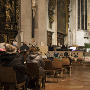 Adventkranzsegnung und Braunauer Adventcafé
