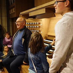 Domorganist Wolfgang Kreuzhuber mit großen und kleinen Orgelentdeckerinnen und Orgelentdeckern an der Rudigierorgel