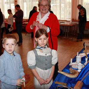 Kinder bei der Buchaustellung