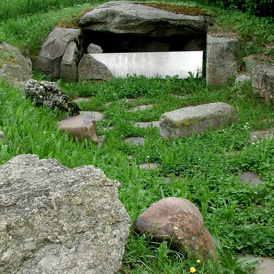 XIV. Station: Jesus wird ins Grab gelegt.