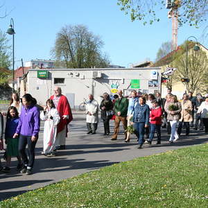 Palmweihe vor der Kirche