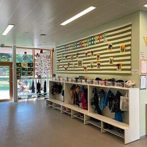 Garderobe / Jausenplatz / Wickelbereich