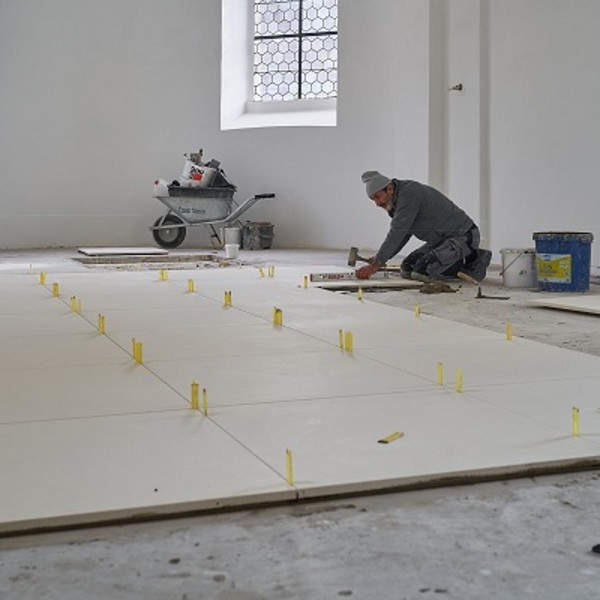 Bodenplatten legen Seitenkapelle