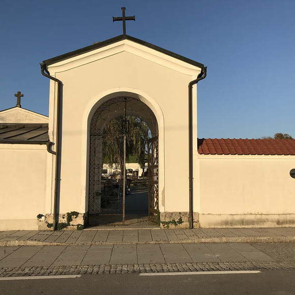 Eingang zum Friedhof