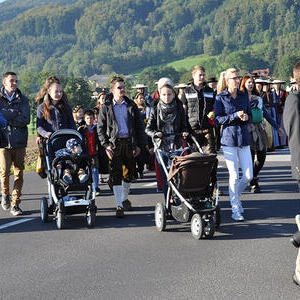 Kindergartenkinder beim Einzug in die Kirche