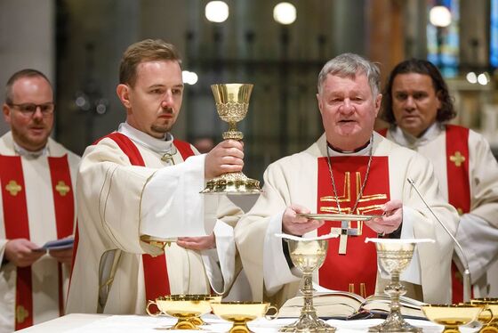 Der neugeweihte Diakon Mateusz Krzysztof Kadziola beim Hochgebet mit Bischof Manfred Scheuer am Altar.