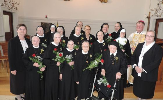 Professschwestern mit Generalvikarin Sr. Teresa Hametner (1. v. links) und Generaloberin Sr. Angelika Garstenauer (rechts)    