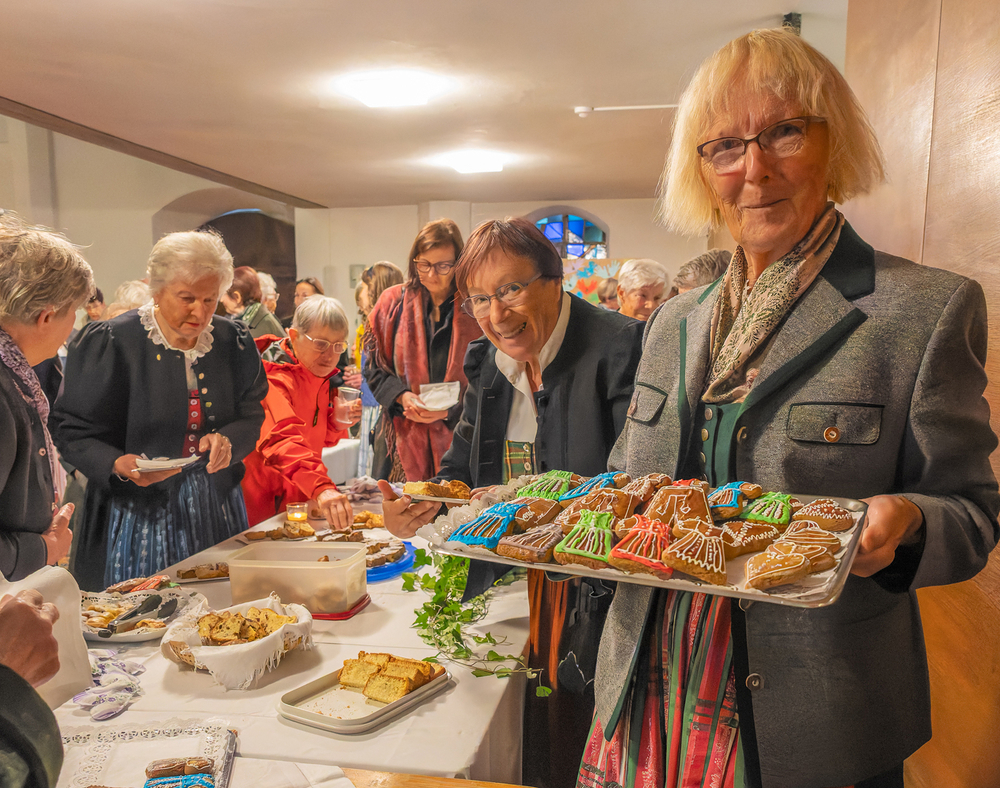 Nach dem Gottesdienst luden die Frauen der Trachtengruppe zur Agape