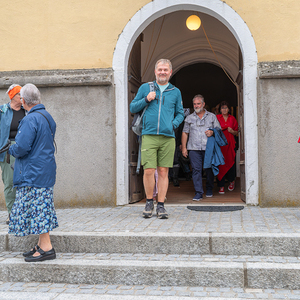 Wallfahrer bei der Kirche