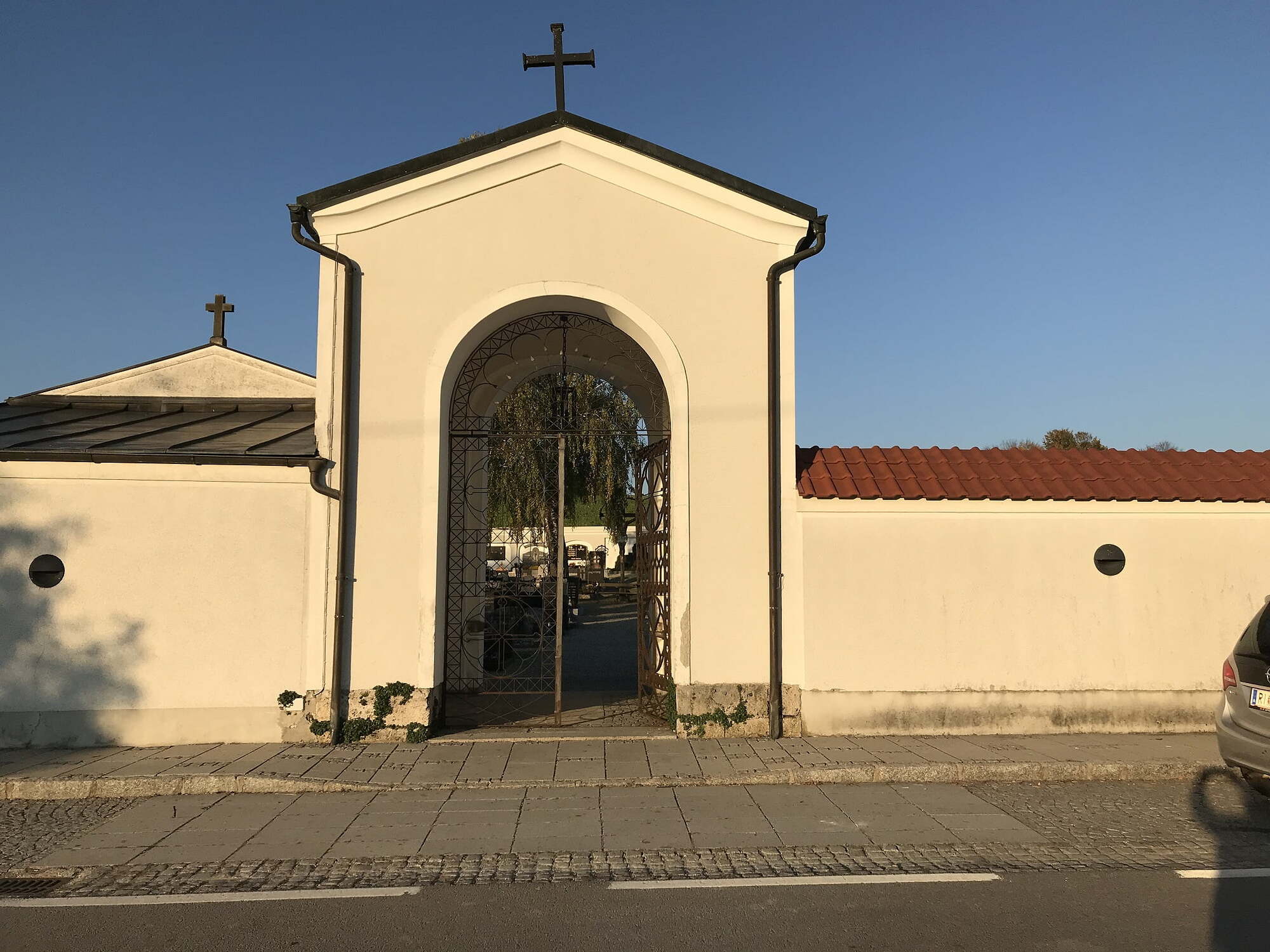 Eingang zum Friedhof