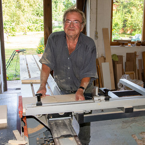 Tischler Erwin Kremsleitner fertigt Treppenstufen an