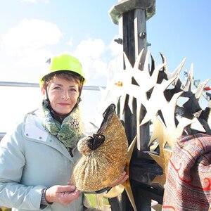 Die Goldhaubenfrauen und das Turmkreuz