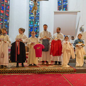 Der Christkönigssonntag 2022 stand ganz im Zeichen der MinistrantInnen: es wurde ihnen für den Dienst gedankt und zwei neue Minis wurden feierlich aufgenommen.