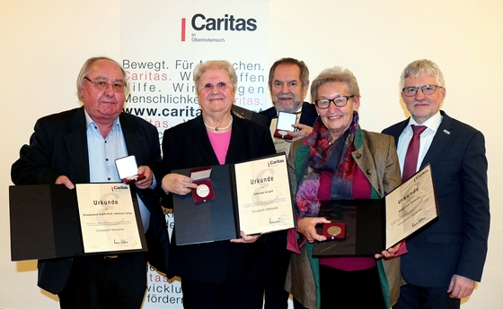 Die Geehrten mit Caritas-Direktor Franz Kehrer / © Caritas OÖ Die Geehrten mit Caritas-Direktor Franz Kehrer