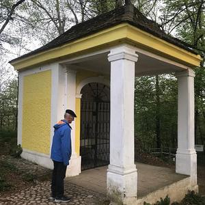Bei der Bruckhofkapelle am Ziel angelangt, legten wir in den freien Fürbitten alle Menschen mit Krankheit, Belastung, Leid, Sorgen und Ängste, alle Entscheidungsträger in dieser außergewöhnlichen Zeit und vieles mehr in die Hand Christus, des Gekreuz