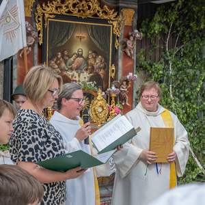 Fronleichnam Pfarre Kirchdorf an der KremsBild: Stadtkapelle Kirchdorf an der Krems spielt beim Gottesdienst und Prozession