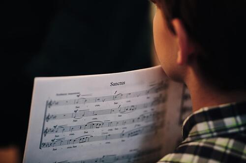 Chorsänger mit Noten