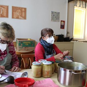 Suppe in Gläser füllen für den Familienfasttag