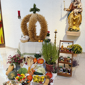 Erntekrone und -Gaben