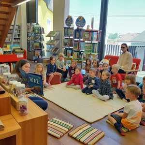 Kindergarten- und Volksschulkinder zu Besuch in der Bücherei