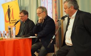 Bischof Manfred Scheuer (l.) und AK-Präsident Johann Kalliauer (r.) zu Gast beim Sozialstammtisch.     