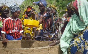 Frauen profitieren vom neuen Brunnen. © SEI SO FREI